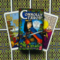 Connolly tarot kortos – spalvinga dėžutė su riterio piešiniu ir dvi atverstos kortos ant keltų rašto fono
