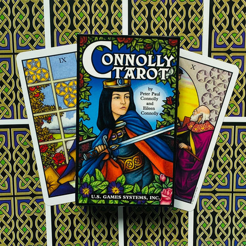 Connolly tarot kortos – spalvinga dėžutė su riterio piešiniu ir dvi atverstos kortos ant keltų rašto fono