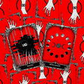 Tarot kortos raudonais nugarėliais, dvi atvertos kortos Scrying ir Moon Magick su juodai baltu ornamentu ir mėnulio fazėmis