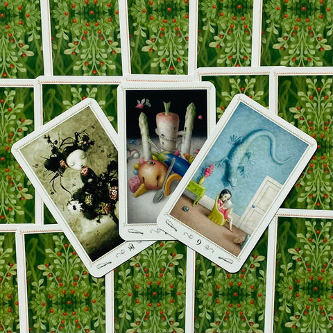 tarot kortos su žalios raštuotos nugarėlės pavyzdžiu, trys atvertos iliustracijos parodo kortų stilių