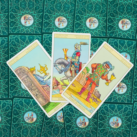 Tarot kortos Rider Waite: trijų Taurų išklotinė su Karalienės, Riterio ir Berniuko kortomis ant žalios ornamentuotos nugarėlės