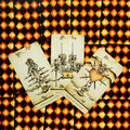 Tarot kortos Rider‑Waite stiliaus, trys „Swords“ kortos (3, 4, 5) išrikiuotos ant oranžinio‑juodo rombų nugarėlių