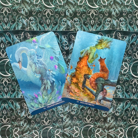 tarot kortos dvi atverstos: Transformation su gulbe ir mėlyna palete, Discernment su rudeniniais lapais
