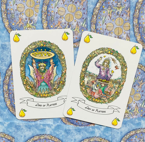 tarot kortos su spalvingomis Lord of Platters ir Lady of Platters iliustracijomis, kriaušių ikonėlės kampuose ir mėlynu ornamentuotu fonu