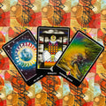 Tarot kortos trijų kortų išklotė: spalvingos „We Are The…“, Morality ir Slowing Down kortos ant raštuoto fono