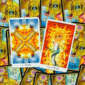 Tarot kortos su Ace of Wands (ugninga oranžinė) ir 2 of Wands (mėlyna), išdėstytos ant fono ir matomos iš viršaus