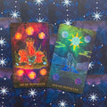 tarot kortos su ryškiais neoniniais piešiniais, parodytos atviros — Six of Pentacles (raudona) ir Five of Pentacles (žalia), skirtos produktų peržiūrai
