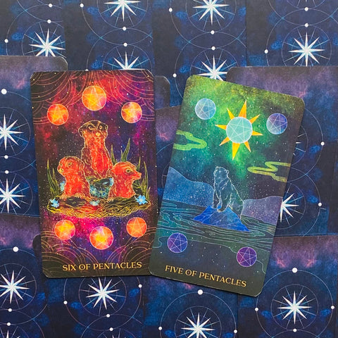 tarot kortos su ryškiais neoniniais piešiniais, parodytos atviros — Six of Pentacles (raudona) ir Five of Pentacles (žalia), skirtos produktų peržiūrai