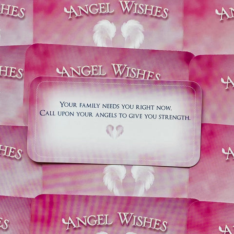 Angelų kortelė Angel Wishes rožinė, artimas vaizdas su tekstu kviečiančiu angelus suteikti jėgų šeimai