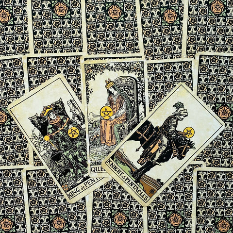 Tarot kortos Rider–Waite stiliaus, juodos ir krem spalvos nugarėlės su ornamentu ir trijų Pentaklių rūmų kortų fenu, akcentuota kortų priekinė išvaizda