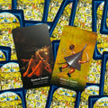 Tarot kortos su dviem Swords rūmų kortomis (Queen of Swords ir Prince of Swords), spalvotos iliustracijos prieš mėlyną atgalinį raštą