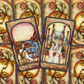 Tarot kortos vintage stiliaus, šiltų smėlio ir rožinių tonų komplektas, dvi kortos (III ir IV) priekyje su gėlių nugarėlių raštais