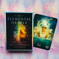 Elemental Oracle kortos Stacey DeMarco holografinėje dėžutėje, atversta mėlyna „Water“ korta šalia, rodoma iš priekio