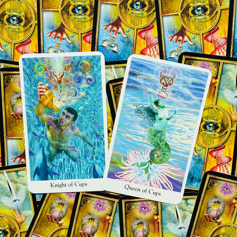 tarot kortos — dvi kortos (Knight of Cups ir Queen of Cups) ryškiomis mėlynai‑žaliomis iliustracijomis, fone pasikartojančios auksinės nugarėlės