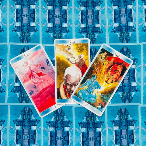 tarot kortos mėlynais nugarėlėmis, trijų kortų išdėstymas iš viršaus su ryškiais, skirtingų iliustracijų priekiais