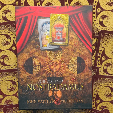Taro kortos The Lost Tarot of Nostradamus – ruda ir auksinė dėžutė su saulės motyvu, raudonom užuolaidom ir dviem demonstracinėm kortom