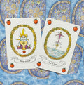 Taro kortos dviejų kortų komplektas (Porter of Cups ir Ten of Cups) su baltais rėmais, braškių simboliais ir mėlynu ornamentu fone