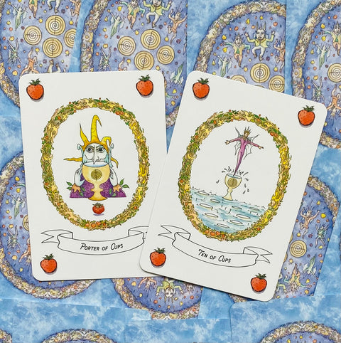 Taro kortos dviejų kortų komplektas (Porter of Cups ir Ten of Cups) su baltais rėmais, braškių simboliais ir mėlynu ornamentu fone
