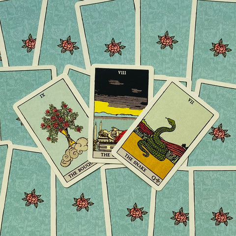 Tarot kortos plokščiai išdėstytos su turkio nugarėlėmis, trys atverstos kortos – Puokštė, Karstas ir Gyvatė centre