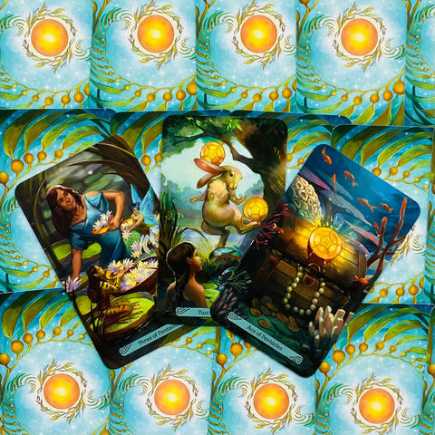 tarot kortos trijų kortų fanojimas, centre triušis su auksinėmis pentaklėmis, ryškus mėlynas nugarėlių ornamentas