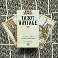 Tarot kortos Vintage (Lo Scarabeo) – kremine dėžutė ir dvi išskleistos kortos su senovišku raštu, viršutinis kampo vaizdas