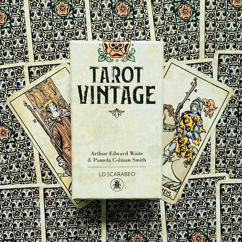 Tarot kortos Vintage (Lo Scarabeo) – kremine dėžutė ir dvi išskleistos kortos su senovišku raštu, viršutinis kampo vaizdas