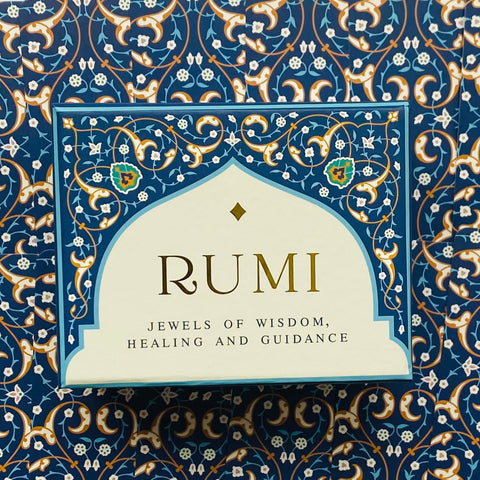 Rumi kortų rinkinys su mėlynais ir aukso ornamentais ant priekinio dangtelio, centrinis dizaino priartinimas
