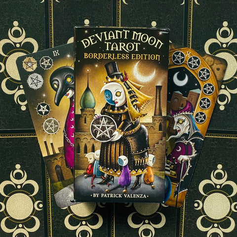 Deviant Moon Tarot kortų rinkinys Borderless Edition, Patrick Valenza iliustruota dėžutė su trimis ištemptomis kortomis fone
