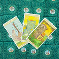 Tarot kortos Rider–Waite stiliaus, trijų kortų išdėstymas — Lazdų tūzas, Monetų karalius ir Monetų karalienė ant žalių nugarėlių