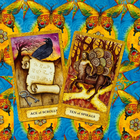 tarot kortos Ace of Scrolls ir Ten of Spirals ant ryškaus mėlyno drugelių fono, detalūs geltoni rėmai ir simbolinė iliustracija