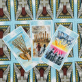 tarot kortos su šviesiai mėlynais nugarėliais, trys atviros lazdelės (8–10) su angelų ir pranašystės motyvais