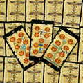 Tarot kortos egiptietiško dizaino, viršaus fotografija su trimis monetų rūšies kortomis (8, 9, 10) ir juodais kraštais