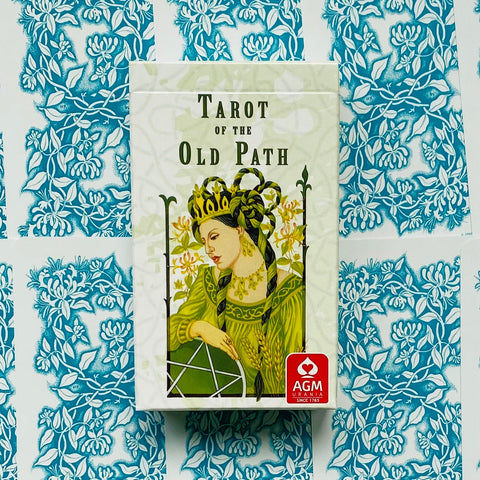 Tarot kortos dėžutė Tarot of the Old Path su žalia karalienės iliustracija ir matomu raudonu AGM logotipu, priekis