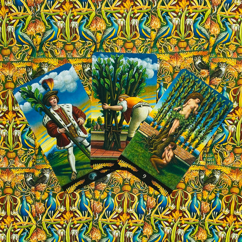 Tarot kortos ant ornamentuoto auksinio fono, trys spalvotos iliustruotos kortos iš viršaus, skirtingos figūros ir kompozicijos
