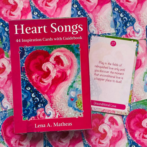 Heart Songs įkvėpimo kortų rinkinys (Lena A. Matheas), ryškiai rožinė dėžutė su širdies piešiniu ir atversta „Unconditional Love“ korta