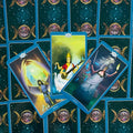 tarot kortos mėlynomis nugarėlėmis, trijų kortų išskleistas taro išklotas su ryškiomis, skirtingomis iliustracijomis