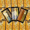 Tarot kortos su auksiniu ornamentu nugarėlėse, trys atvertos kortos išklotos centre ant raštuoto fono, rodoma kortų dizaino ir išdėstymo variacija