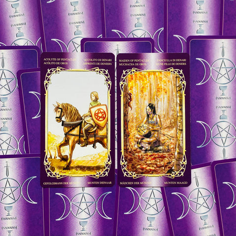 tarot kortos su violetinėmis nugarėlėmis, dviejų Pentaklių kortų variantas: raitelis ir mergina, rudeniškos spalvos