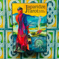 Japaridze tarot kortos, spalvinga dėžutė su keliautojo figūra laikant žibintą, priekinis vaizdas ant dekoratyvaus fono