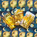 Tarot kortos trijų Lazdų (2, 3, 4) iliustruotos kortos ant mėlyno mėnulio nugarėlių fono, parodytos iš viršaus