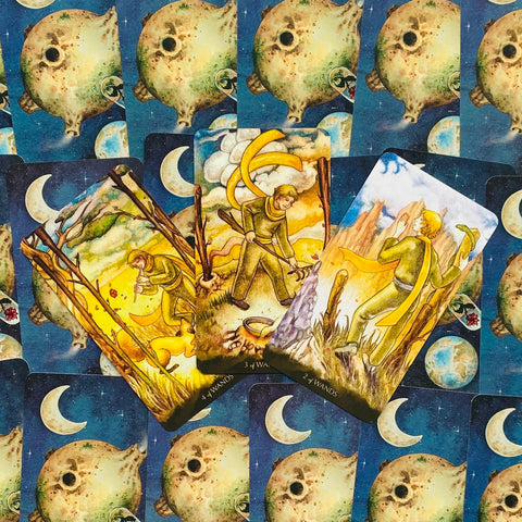 Tarot kortos trijų Lazdų (2, 3, 4) iliustruotos kortos ant mėlyno mėnulio nugarėlių fono, parodytos iš viršaus