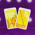 Taro kortos Rider–Waite stiliaus: Ace of Wands ir Two of Wands geltoni priekiai atverti ir šiek tiek pasvirę ant violetinės raštuotos paklotės