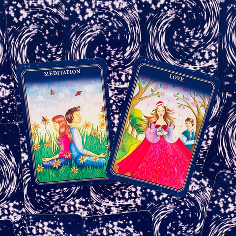 Tarot kortos — dvi kortos Meditation ir Love su ryškiomis mėlynomis nugarėlėmis, skirtos meilės skaitymui