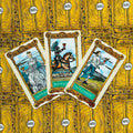 Tarot kortos Guido Crepax, trijų chalicų kortų priešai fanuoti ant auksinio nugarėlių rašto, detalus variantas