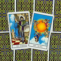 tarot kortos Rider–Waite: dvi atviros kortos (XX Teismas, XIX Saulė) ant žalio‑juodo keltų rašto nugarėlės
