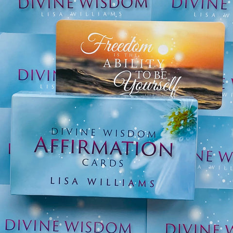 Affirmacinės kortos Divine Wisdom, mėlynas dėklas su autorės Lisa Williams vardu; matoma dėžutė ir viena saulėlydžio korta