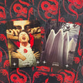 Tarot kortos juoda-raudonos nugarėlės, atvertos iš viršaus – Vampire ir Lemure kortos su skirtingu siaubo meno variantu