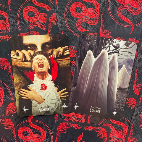 Tarot kortos juoda-raudonos nugarėlės, atvertos iš viršaus – Vampire ir Lemure kortos su skirtingu siaubo meno variantu