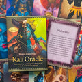 Kali orakulas kortų rinkinys (Alana Fairchild, kišeninė versija) su ryškiai mėlyna dėže ir pavyzdine Mahavidya korta
