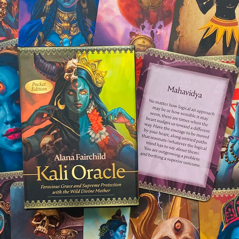 Kali orakulas kortų rinkinys (Alana Fairchild, kišeninė versija) su ryškiai mėlyna dėže ir pavyzdine Mahavidya korta